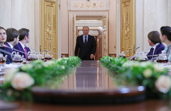 Tổng thống Vladimir Putin với những người lọt vào vòng chung kết cuộc thi toàn Nga dành cho các nhà quản lý với tên gọi “Các nhà lãnh đạo Nga” - Sputnik Việt Nam