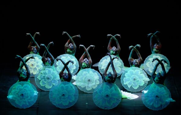 Các vũ công Trung Quốc biểu diễn tại lễ hội mùa xuân trước thềm Tết Nguyên đán ở Calcutta - Sputnik Việt Nam