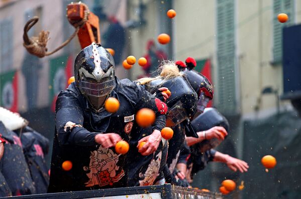 Ngày hội đánh nhau bằng cam ở thị trấn Ivrea, Ý - Sputnik Việt Nam