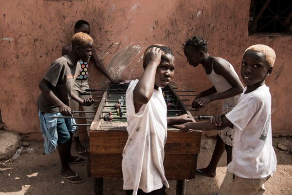Trẻ em chơi bóng đá trên bàn ở thành phố Bissau, Guinea-Bissau - Sputnik Việt Nam
