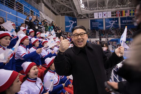 Người đàn ông mô tả nhà lãnh đạo Triều Tiên Kim Jong-un  trong trận đấu khúc côn cầu giữa các đội nữ của Hàn Quốc và Nhật Bản tại Thế vận hội mùa đông XXIII ở Pyeongchang - Sputnik Việt Nam