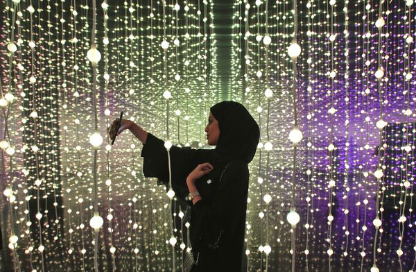 Phụ nữ chụp ảnh tự sướng tại triển lãm Khu vực Chính phủ tại Bảo tàng của tương lai ở Dubai, UAE - Sputnik Việt Nam