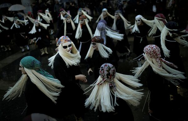 Những người phụ nữ mặc đồ như phù thủy Lamia nhảy múa tại lễ hội Basque ở Mundaka, Tây Ban Nha - Sputnik Việt Nam