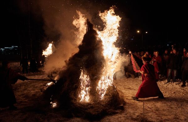 Nghi lễ lửa trong buổi lễ thanh tẩy Dugjuuba trước thềm Năm mới tại đền thờ Phật giáo St Petersburg Datsan Gunzehoynay - Sputnik Việt Nam