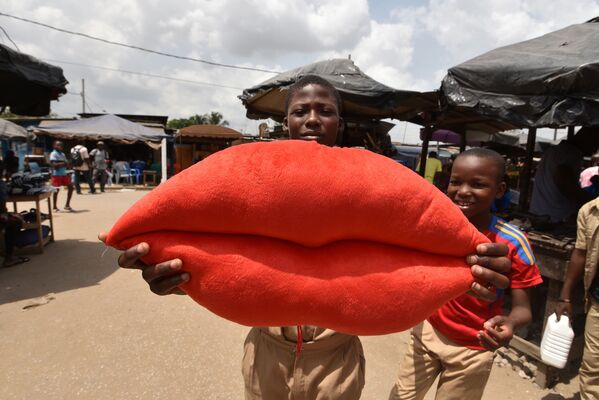 Trẻ em với gối hình đôi môi đỏ ở ngoại ô Yopugon, Cote d'Ivoire - Sputnik Việt Nam