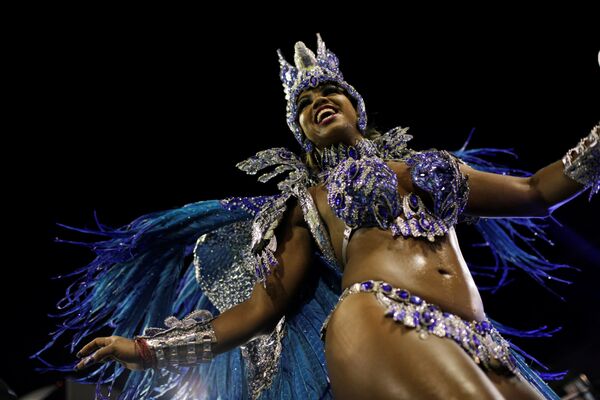 Người phụ nữ tham gia lễ hội Carnival tại thành phố Rio de Janeiro của Brazil - Sputnik Việt Nam