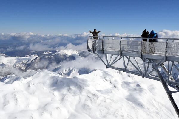 Người đàn ông đứng trên cầu dài 12-mét ở đỉnh núi Midi de Bigorre của Pháp - Sputnik Việt Nam