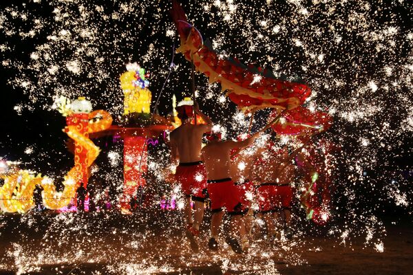 Điệu múa Rồng do các nghệ sỹ Trung Quốc biểu diễn đêm giao thừa âm lịch ở Shangqiu - Sputnik Việt Nam