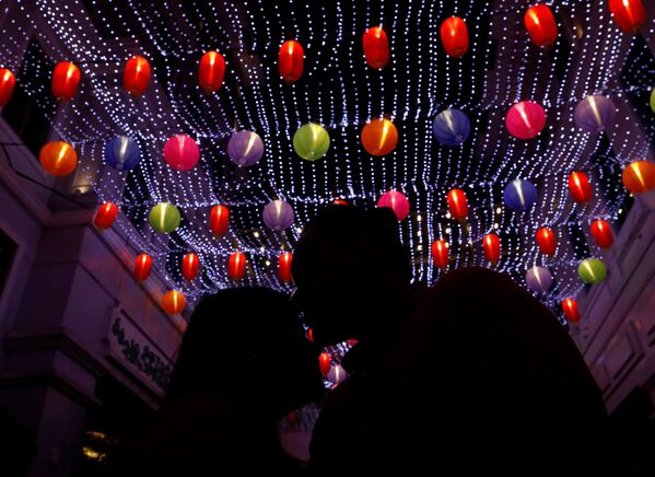 Đôi tình nhân hôn nhau trên nền dãy đèn lồng Trung Hoa tô điểm cho Manila nhân dịp Năm mới âm lịch - Sputnik Việt Nam