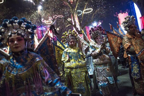 Các vũ công trong trang phục truyền thống của Nhà hát Kinh kịch Bắc Kinh đang chuẩn bị diễu hành mừng Năm mới âm lịch ở Tây An, Trung Quốc - Sputnik Việt Nam