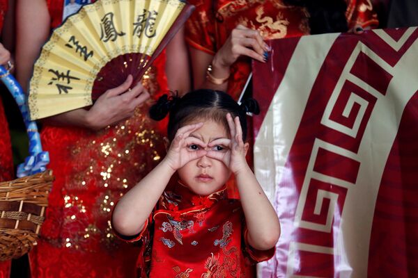 Bé gái Thái chào mừng các vị du khách Trung Quốc nhân dịp Năm mới âm lịch tại sân bay Đon Mương ở Bangkok, Thái Lan - Sputnik Việt Nam