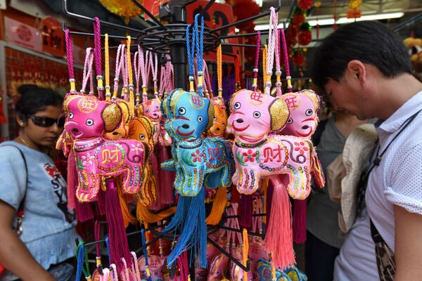 Khách mua hàng chọn đồ chơi trước thềm Năm mới âm lịch tại khu phố Tàu ở Singapore - Sputnik Việt Nam