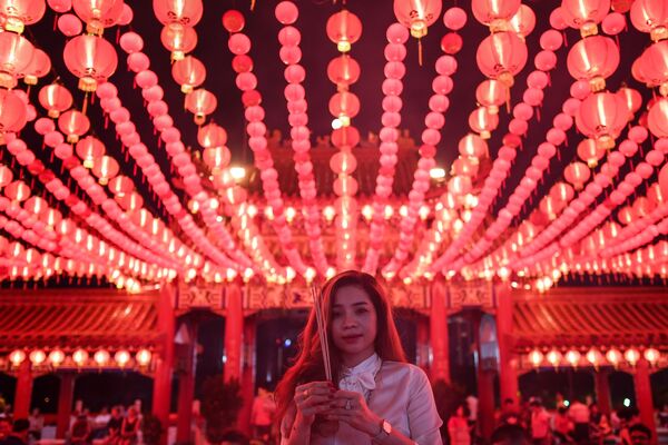 Cô gái trong đền thờ Thean Hou ở Kuala Lumpur (Malaysia) nhân dịp đón Năm mới âm lịch - Sputnik Việt Nam
