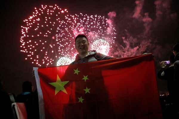 Người đàn ông với lá cờ Trung Quốc khi xem pháo hoa đón mừng Năm mới âm lịch ở New York, Hoa Kỳ - Sputnik Việt Nam