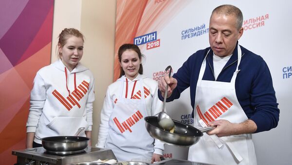 Trụ sở vận động tranh cử của ông Putin mở lớp dạy rán bánh xèo Nga - Sputnik Việt Nam