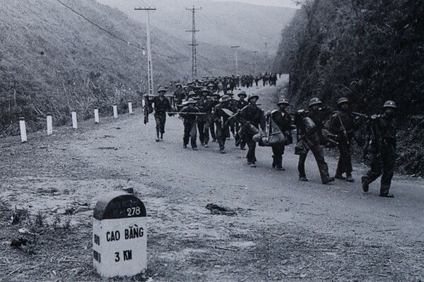 Chiến tranh biên giới 1979: Trung Quốc thừa nhận chiến thuật tấn công Việt Nam là thảm họa Chiến tranh biên giới 1979: Trung Quốc thừa nhận chiến thuật tấn công Việt Nam là thảm họa - Sputnik Việt Nam
