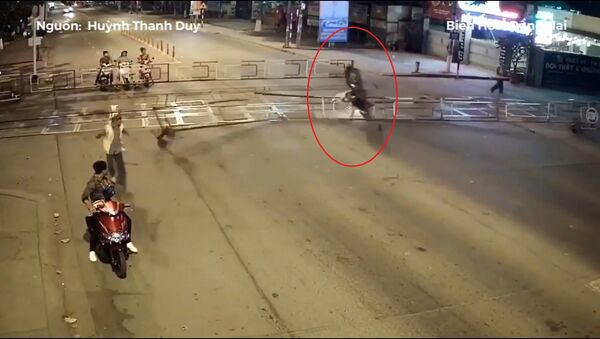 Người đàn ông chạy cố lao thẳng xe vào hàng rào đường ray - Sputnik Việt Nam