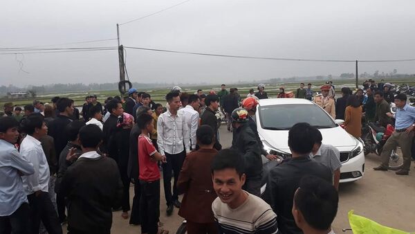 Người dân vây xe gây tai nạn phản đối thực nghiệm khi chiếc xe gây tai nạn đặt sai vị trí - Sputnik Việt Nam