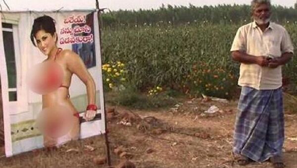 Poster hình nữ diễn viên khiêu dâm đuổi kẻ xấu trộm bắp cải của nhà nông Ấn Độ - Sputnik Việt Nam