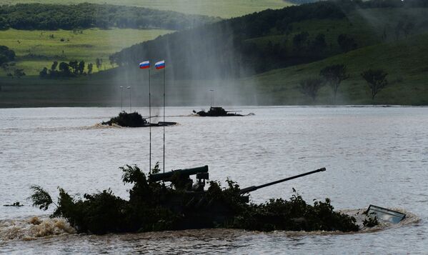 Những chiếc xe chiến đấu bộ binh (BMP-2) vượt sông trong cuộc diễn tập tại thao trường Sergeevsky ở vùng Primorsky - Sputnik Việt Nam