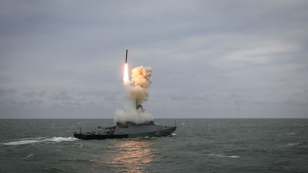 Tàu tên lửa nhỏ Grad Sviyazhsk phóng tên lửa Kalibr trong buổi diễn tập tổng kết của nhóm tàu chiến Hạm đội Caspian - Sputnik Việt Nam