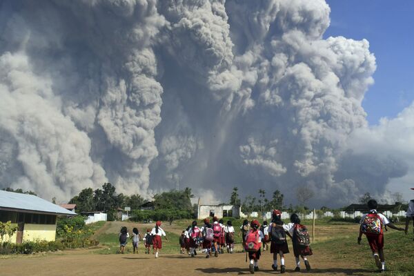 Núi lửa Sinabung phun trào ở Indonesia - Sputnik Việt Nam