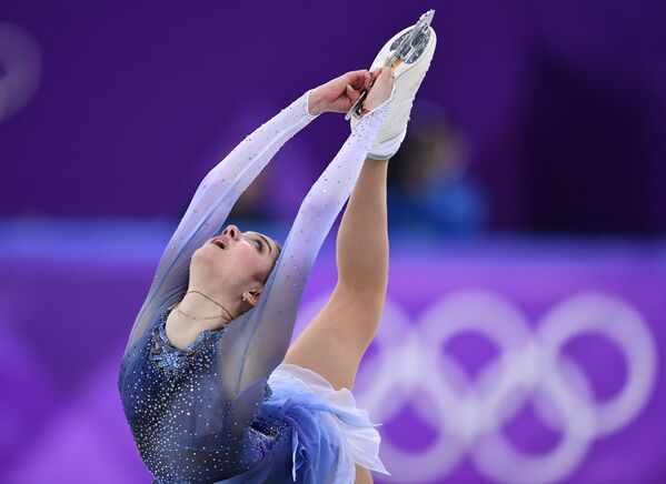 Vận động viên trượt băng Nga Yevgenya Medvedeva trong cuộc thi trượt băng nghệ thuật tại Thế vận hội mùa đông lần thứ XXIII - Sputnik Việt Nam