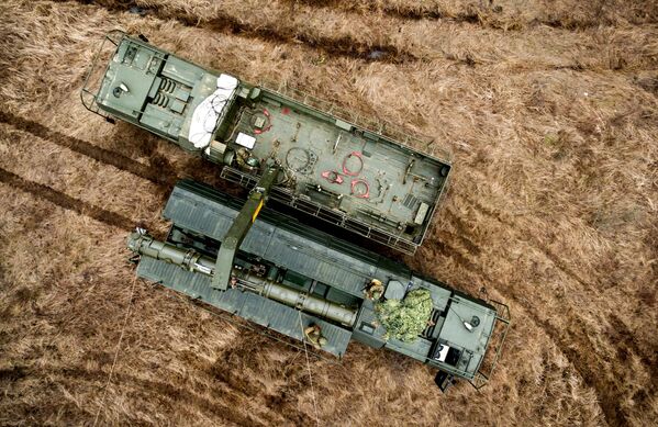 Xe vận chuyển của tổ hợp Iskander-K với tên lửa hành trình R-500 tại tỉnh Krasnodar - Sputnik Việt Nam