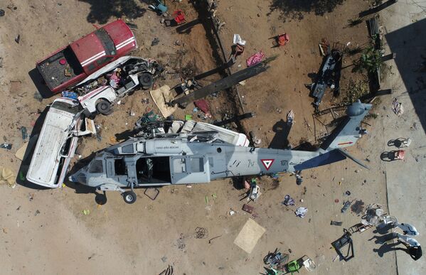 Chiếc trực thăng quân sự bị rơi ở Santiago-Hamiltepeque, bang Oaxaca, Mexico - Sputnik Việt Nam