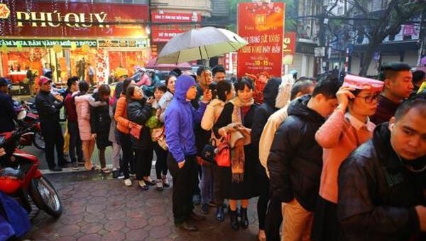 Người mua hàng xếp hàng dài bên ngoài các công ty vàng bạc để chờ đến lượt mua vàng nhân ngày Vía Thần Tài. - Sputnik Việt Nam