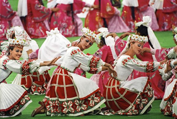 Điệu múa Tình hữu nghị của các dân tộc” tại lễ khai mạc Thế vận hội Olympic XXII ở Matxcơva - Sputnik Việt Nam