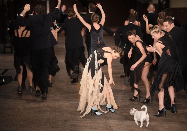Các người mẫu khiêu vũ trên sân khấu trong chương trình của Antonio Marras tại Tuần lễ Thời trang ở Milan - Sputnik Việt Nam
