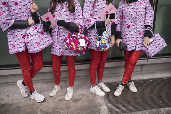 Các cô gái trong bộ đồ giống nhau trước khi trình diễn tại Tuần lễ Thời trang ở Milan - Sputnik Việt Nam