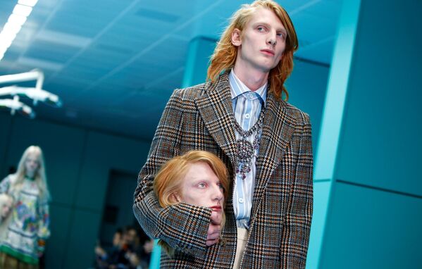 Người mẫu với cái đầu của mình trên tay trình diễn bộ sưu tập của Gucci ở Milan - Sputnik Việt Nam