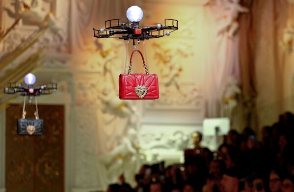 Drone (máy bay không người lái) giới thiệu bộ sưu tập túi Dolce & Gabbana mới nhất của mùa thu/đông năm 2018/19 tại Tuần lễ thời trang Milan - Sputnik Việt Nam