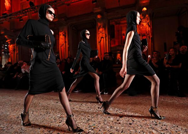 Các người mẫu trình diễn bộ sưu tập Versace mùa thu/đông 2018/19 tại Tuần lễ Thời trang ở Milan - Sputnik Việt Nam