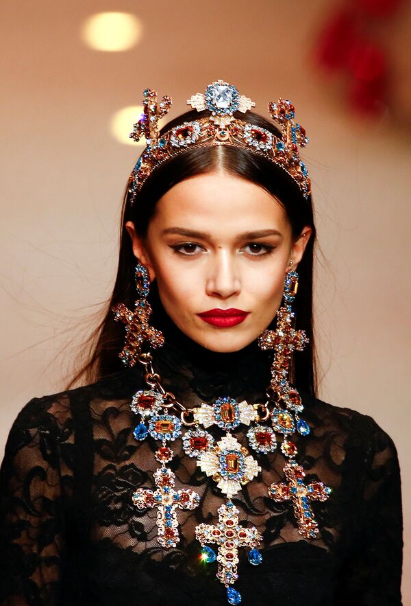 Người mẫu trình diễn bộ sưu tập Dolce & Gabbana thu/đông 2018/19 tại Tuần lễ thời trang Milan - Sputnik Việt Nam
