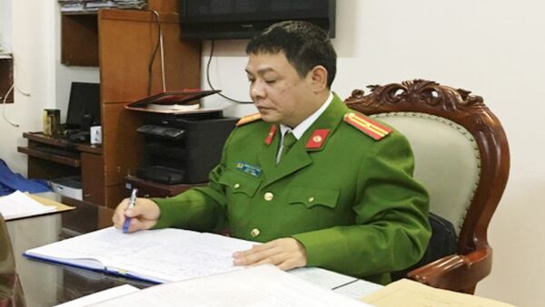 Thiếu tá Dương Minh Tùng, đội trưởng đội CSHS đặc nhiệm đang nghiên cứu hồ sơ một vụ án. - Sputnik Việt Nam