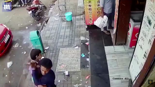 Sốc: người đàn ông không nhận thấy con gái bị bắt cóc chỉ cách có vài bước chân (Video) - Sputnik Việt Nam