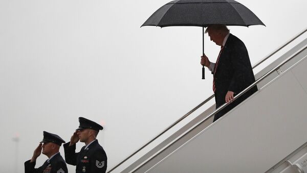 Президент США Дональд Трамп под зонтом в аэропорту - Sputnik Việt Nam
