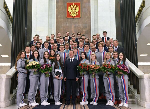 Những vận động viên Nga đoạt giải Thế vận hội Pyeongchang với ông D. Medvedev Những vận động viên Nga đoạt giải Thế vận hội Pyeongchang với ông D. Medvedev - Sputnik Việt Nam