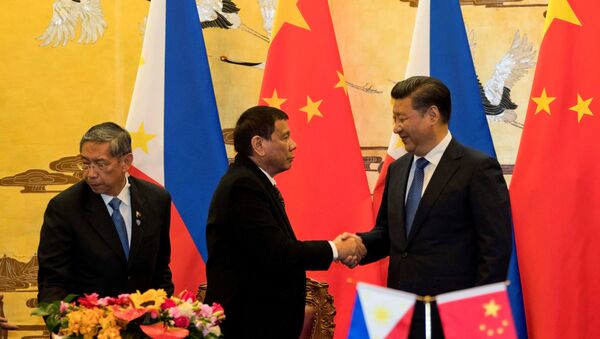 Tổng thống Philippine Rodrigo Duterte và Chủ tịch Trung Quốc Tập Cận Bình bắt tay sau lễ ký kết tổ chức tại Bắc Kinh, Trung Quốc, ngày 20 tháng 10 năm 2016 - Sputnik Việt Nam