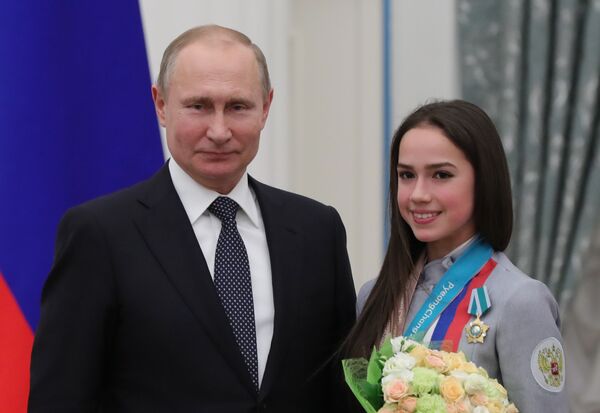 Tổng thống Nga Vladimir Putin trao huân chương Hữu nghị cho Alina Zagitova, VĐV giành huy chương vàng môn trượt băng nghệ thuật đơn nữ - Sputnik Việt Nam