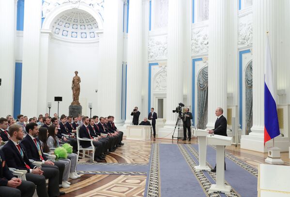 Tổng thống Nga Vladimir Putin tại lễ trao giải thưởng nhà nước cho các VĐV Nga - Sputnik Việt Nam