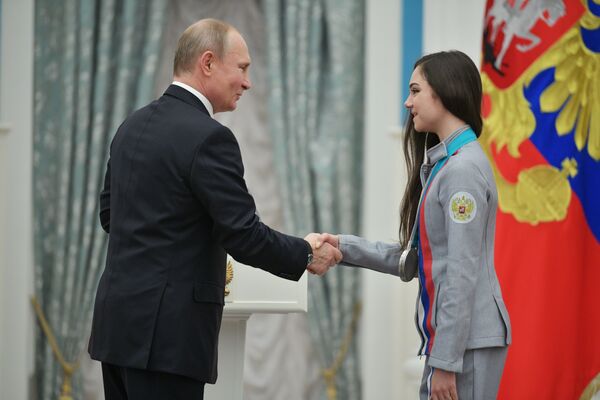 Tổng thống Nga Vladimir Putin trao huân chương Hữu Nghị cho VĐV Evgenia Medvedeva - Sputnik Việt Nam