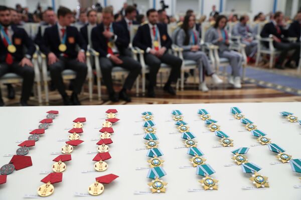 Huân chương Hữu nghị và huy chương Vì công lao đối với Tổ Quốc hạng nhất cho các VĐV Nga đoạt giải Thế vận hội Olympic Mùa Đông lần thứ XXIII ở Pyeongchang - Sputnik Việt Nam