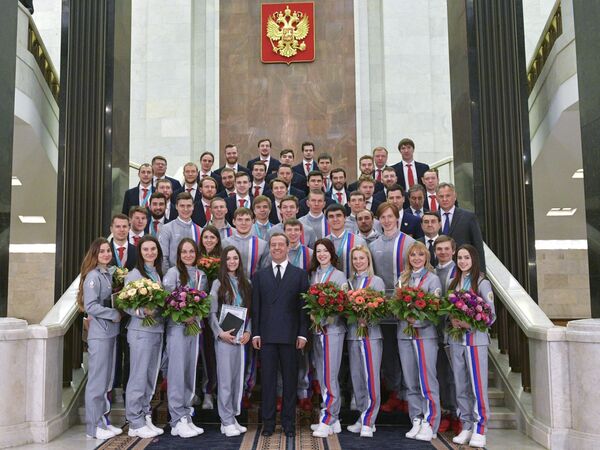 Thủ tướng Dmitry Medvedev chụp ảnh với các vận động viên Nga đoạt giải tại Thế vận hội Olympic Mùa Đông XXIII ở Pyeongchang - Sputnik Việt Nam