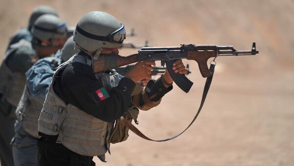 Cảnh sát Afghanistan bắn từ một khẩu AK-47 - Sputnik Việt Nam