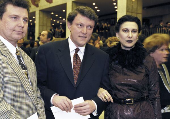 Ông Grigory Yavlinsky tại buổi công chiếu bộ phim “Anh thợ cạo Siberia” của đạo diễn Nikita Mikhalkov, năm 1999 - Sputnik Việt Nam