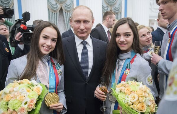 Tổng thống Nga Vladimir Putin và những người chiến thắng trong cuộc thi trượt băng nghệ thuật của Thế vận hội Olympic mùa đông XXIII  Pyeongchang, nữ VĐV Alina Zagitova và Evgenya Medvedeva sau nghi lễ trao tặng giải thưởng Nhà nước ở Điện Kremlin - Sputnik Việt Nam
